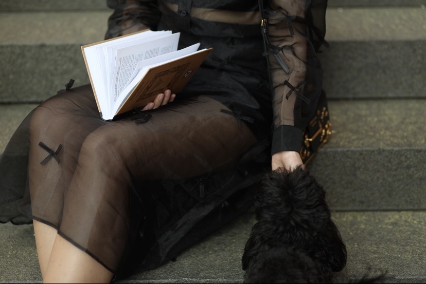 Способность выстраивать близкие глубокие отношения, быть предсказуемым, понятным, поддерживающим и обучающим, вкладывающимся в коммуникацию. Если этого нет - человек сразу становится в позицию отстраненности и не формирует базового ядра команды вокруг себя.