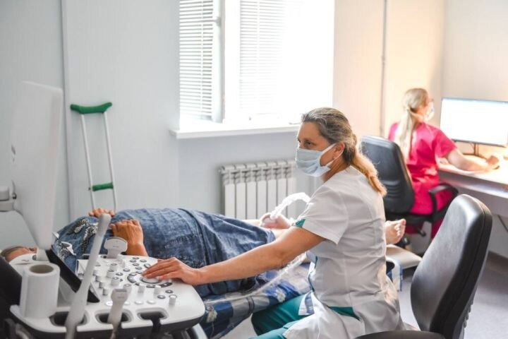 Исследование с помощью аппарата УЗИ в одной из севастопольских поликлиник. Источник: t.me/razvozhaev.