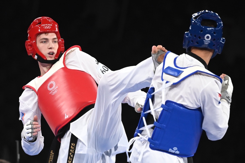    Максим Храмцов (слева) первым из россиян взял золото олимпиады и чемпионата мира по тхэквондо. / РИА Новости