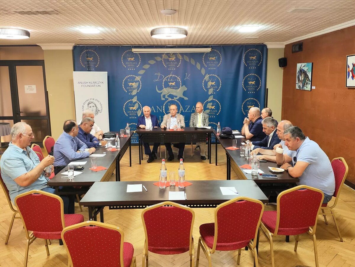 Круглый стол на тему "Южный Кавказ: противостояние или сотрудничество?" (2 июля 2025). Еревaн © Sputnik