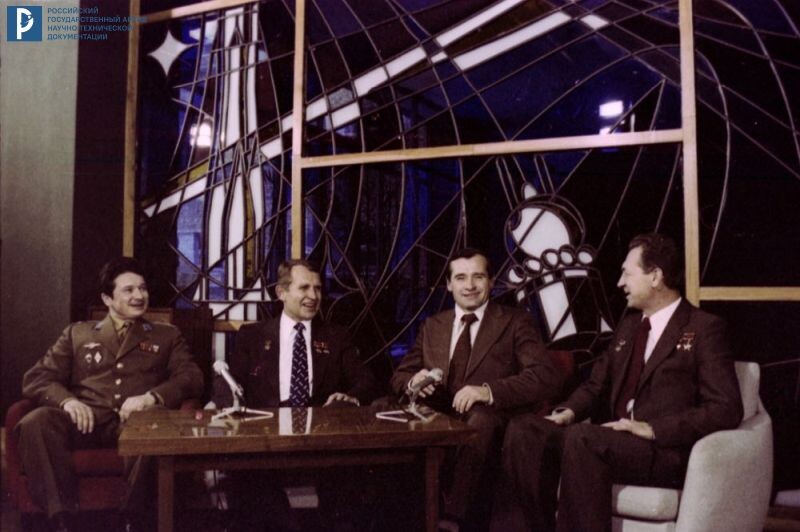 Экипаж космического корабля «Союз Т-3» – космонавты Л.Д. Кизим, О.Г. Макаров и Г.М. Стрекалов дают интервью ведущему телепередачи «Человек. Земля. Вселенная» космонавту В.И. Севастьянову перед космическим полетом. Москва, ноябрь 1980 г. РГАНТД. Арх. № 1-2869 цв.