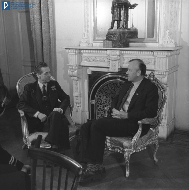 Летчик-космонавт СССР А.С. Елисеев дает интервью ведущему телепередачи «Человек. Земля. Вселенная» летчику-космонавту СССР В.И. Севастьянову. Москва, 30 января 1986 г. РГАНТД. Арх. № 1-17395