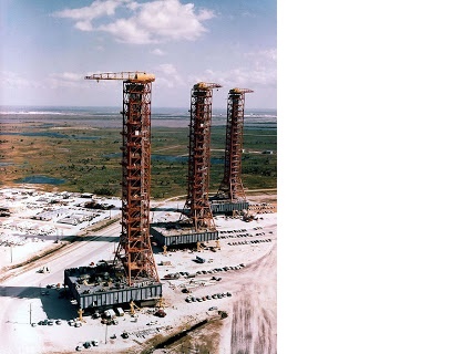 Строиительство пусковых башен Apollo Launch Umbilical Towers - LUT