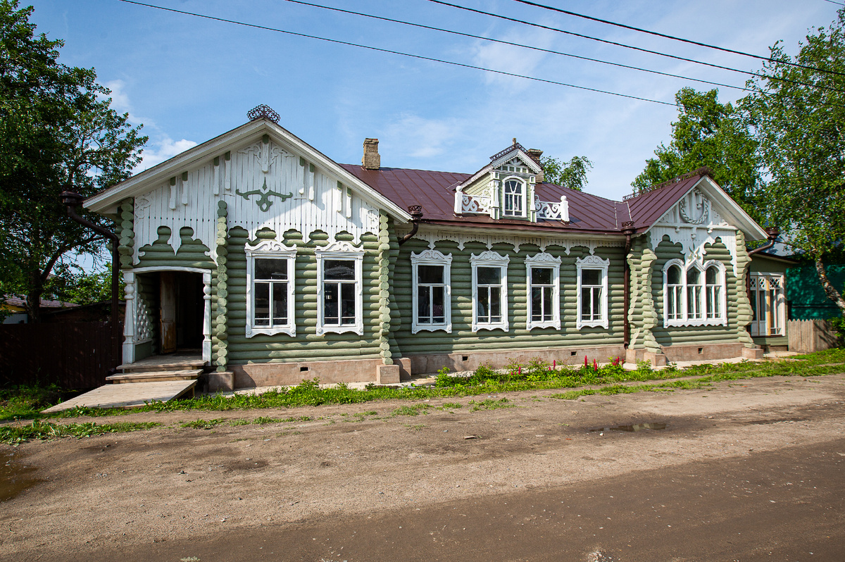 Дом купца Поздынина (по другим данным - лесопромышленника и купца Семёна Ароновича Златковича, в котором создаётся творческое музейно-креативное пространство под названием "Усадьба Радости". Белозерск, Вологодская область. Фото автора статьи 
