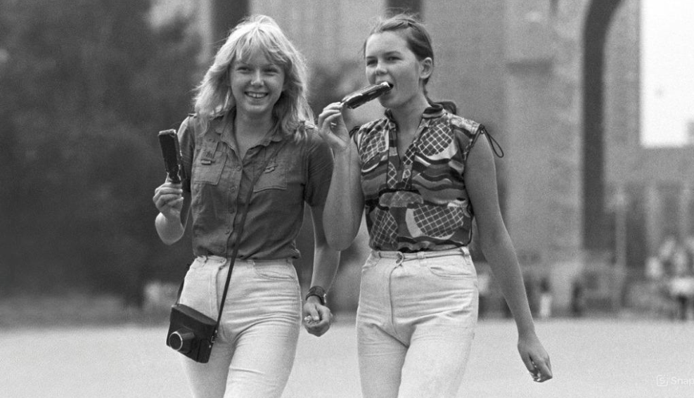 Модные девушки в джинсах гуляют по Москве и кушают эскимо