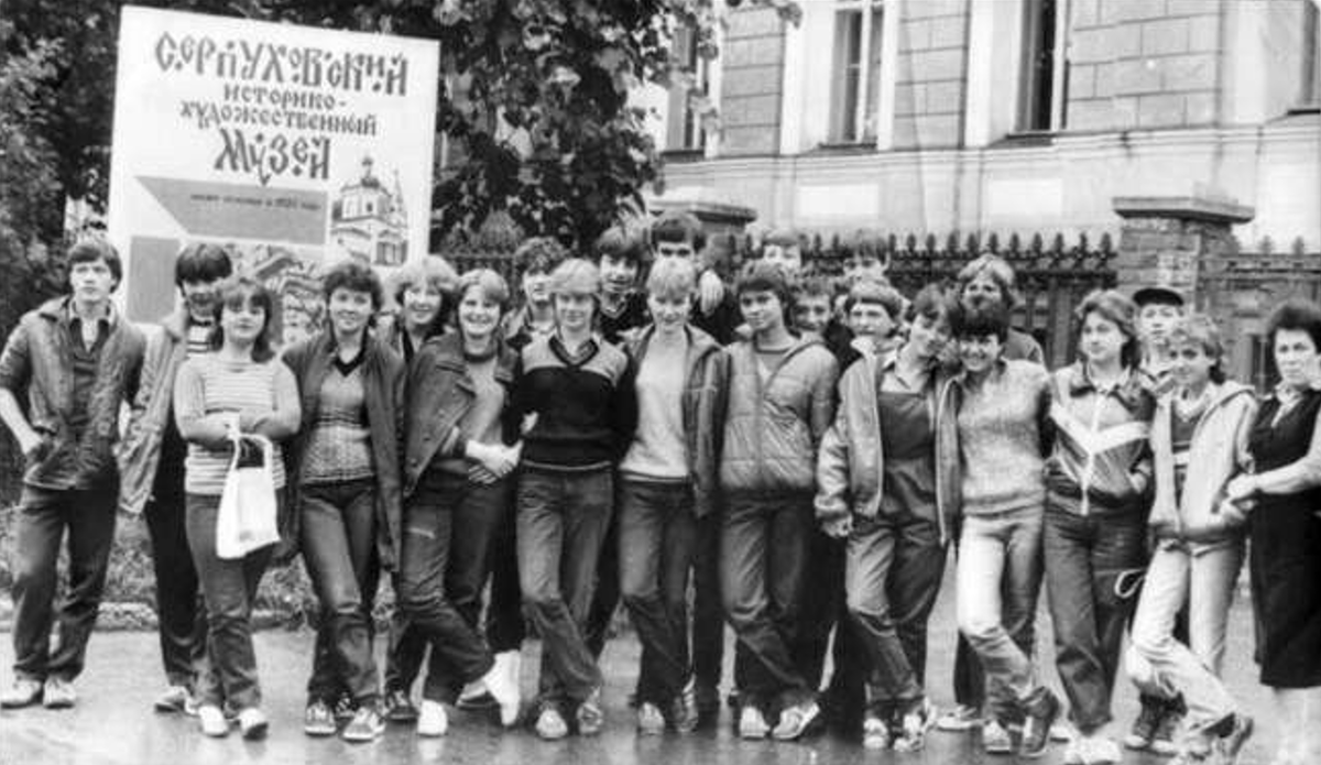 Всем классом на экскурсию. Модные джинсы и кроссовки у всех ребят и девченок