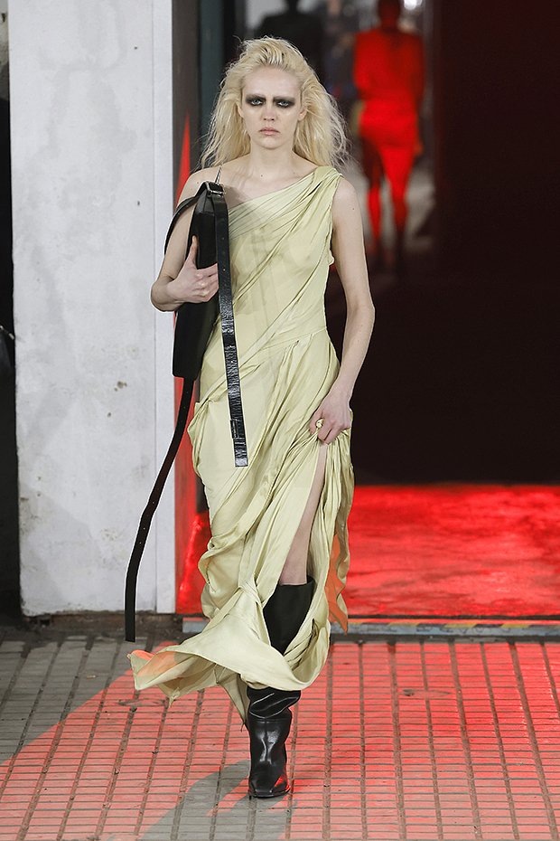 Модель на Неделе моды в Милане
Фото: Estrop / Getty Images