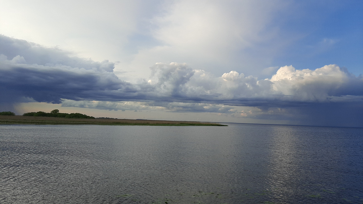 Псковское озеро в 9 асов вечера. Конец мая.