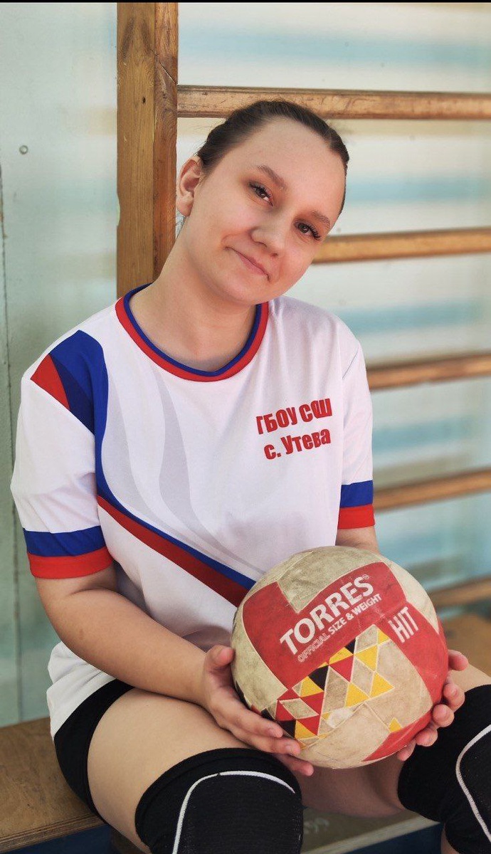 Не хотела фото детей показывать, но эта фотография есть на сайте школы, поэтому и тут можно опубликовать (с предварительным одобрением от ребёнка). Соня на соревнованиях волейбольных в Нефтегорске, третье место заняла их команда. Такая милая получилась 😊