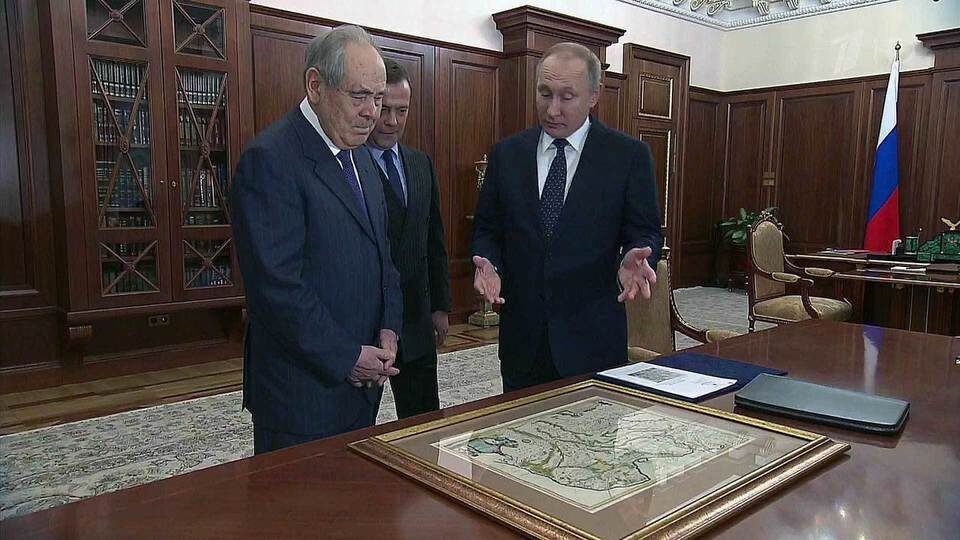 Владимир Путин подарил карту Тартарии Минтимеру Шаймиеву к 80 летию.
