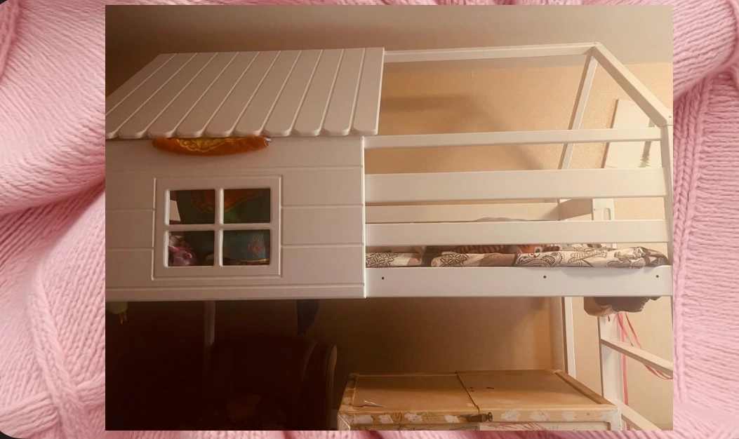 Вот такая кровать у дочки, фотографировала, когда ее недавно собрали, был временный мантрас еще с детской кроватки, ждали пока приедет новый, он выше