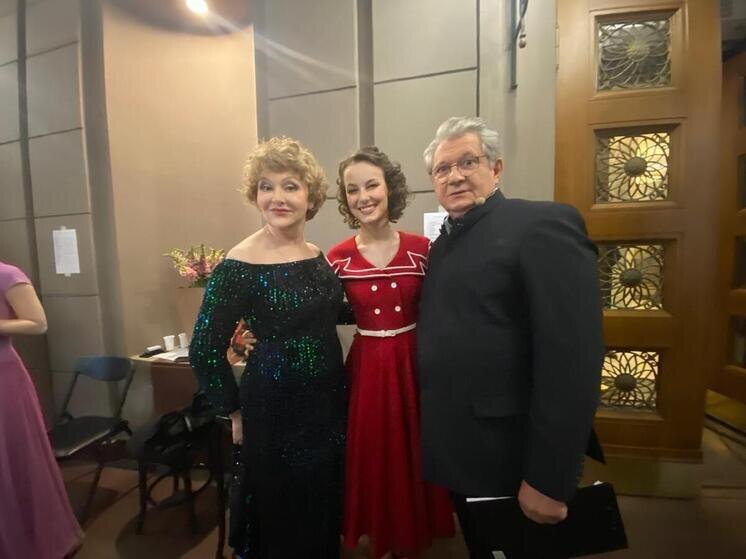     На Арбате театр им. Вахтангова закрывает свой 104 сезон.