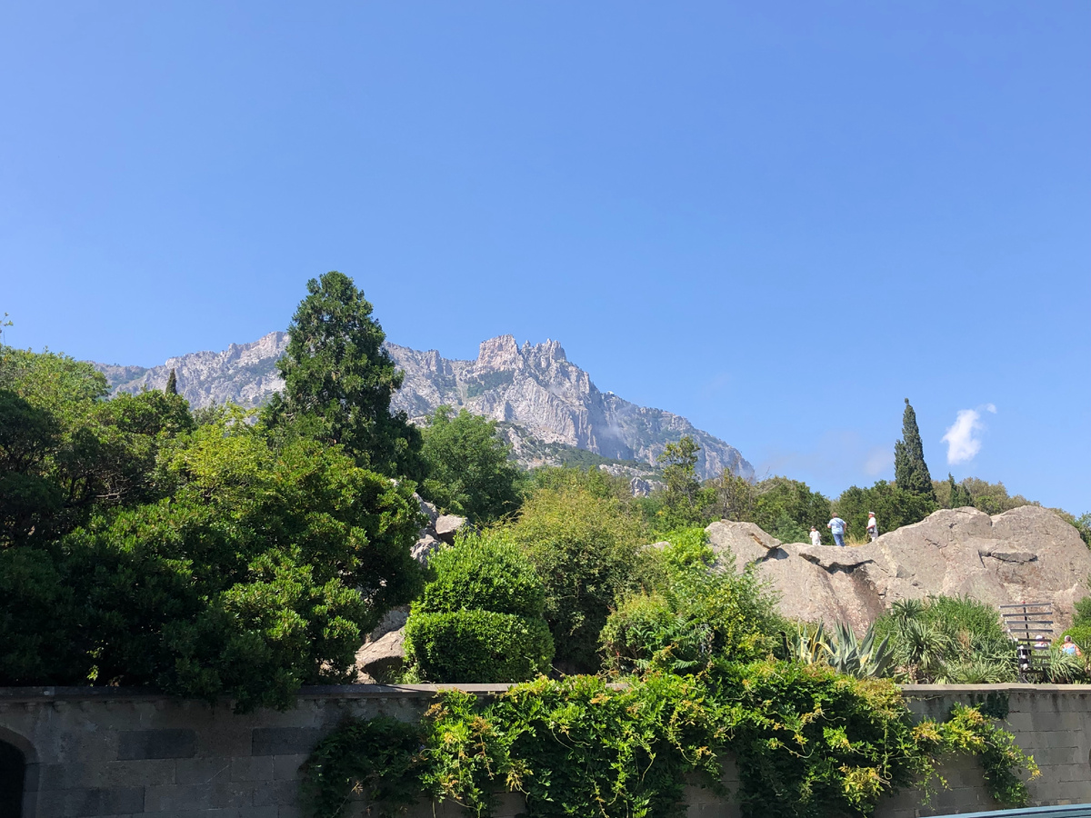 Плато Ай-Петри, у подножия которого расположен дворец в Алупке.