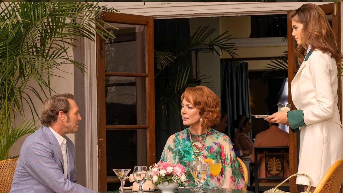 кадр из сериала "Палм рояль"