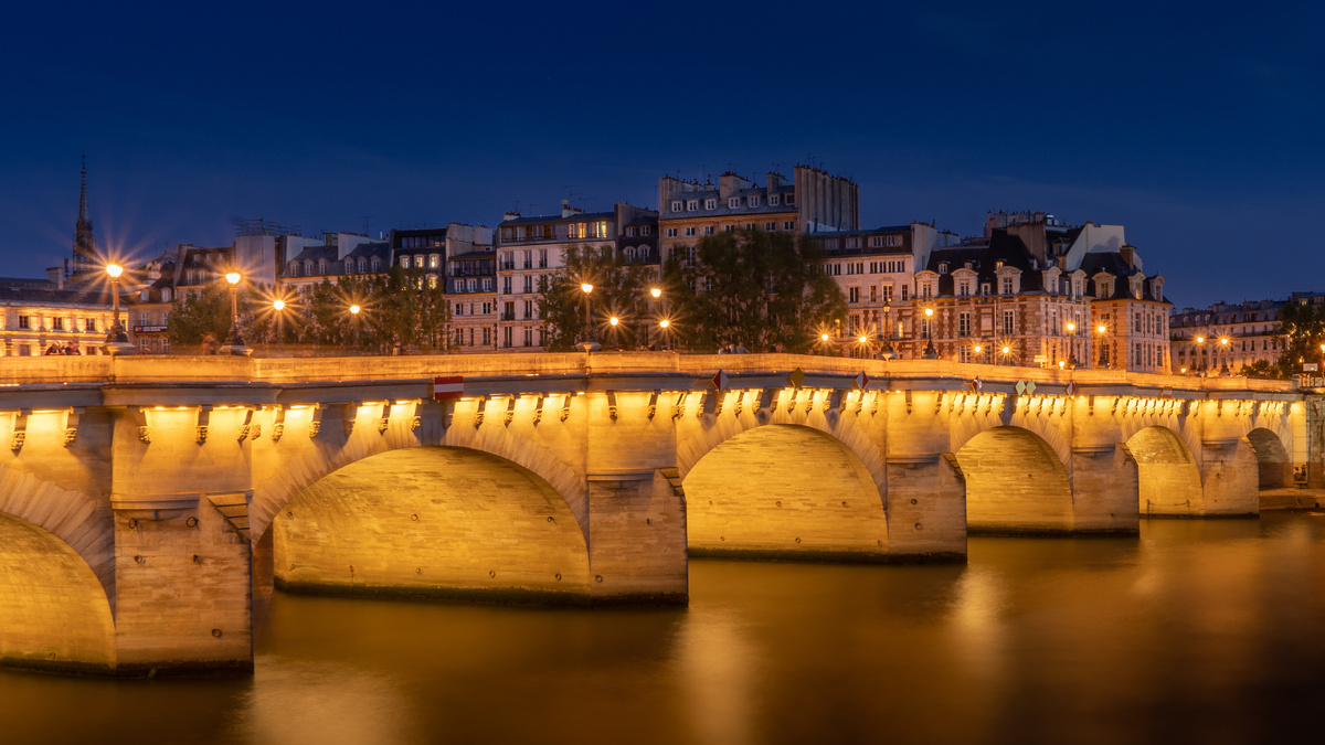 https://upload.wikimedia.org/wikipedia/commons/f/f7/Pont_Neuf%2C_Paris_10_August_2019.jpg