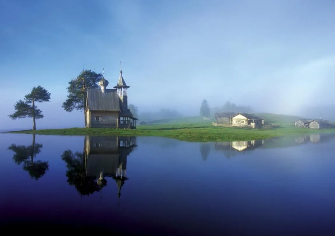 Это реальная фотография. Часовня стоит на берегу озера, которых там очень много – в тумане, будто в озере. Кстати, периодически тут видят русалок
