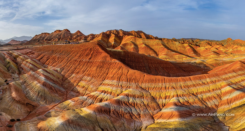 Радужные горы Чжанъе Данься (Zhangye Danxia Landform):
🎨 Художник-природа: Миллионы лет эрозии «вылепили» из разноцветного песчаника невероятные полосатые узоры. Красный, жёлтый, оранжевый, зелёный — кажется, будто сама природа взяла в руки кисть! ⛰️ Геологическое чудо: Эти горы — результат отложения осадочных пород на протяжении 24 миллионов лет! Климат и тектонические процессы сделали своё дело, окрасив слои в разные цвета. 📸 Фотогеничность на высоте: в разное время суток и при разной погоде цвета гор меняются, создавая постоянно новые захватывающие виды. Рай для фотографов! 🌍 Наследие ЮНЕСКО: Чжанъе Данься — объект Всемирного наследия ЮНЕСКО, что говорит о его уникальной ценности для всего человечества.
Радужные горы — это место, которое нужно увидеть своими глазами, чтобы поверить в его существование. Готовы добавить его в свой список путешествий? 😉
