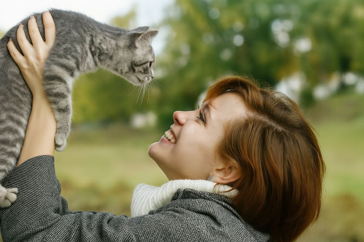 Хозяйка после разлуки с котом 