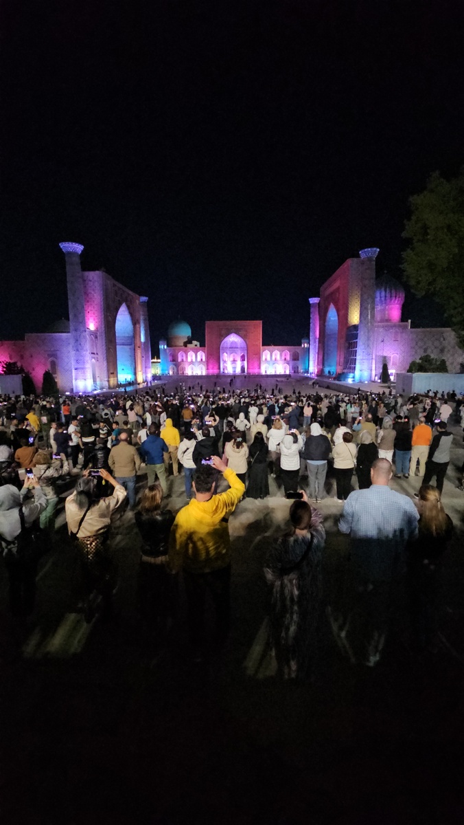 Площадь Регистан в 22:00.