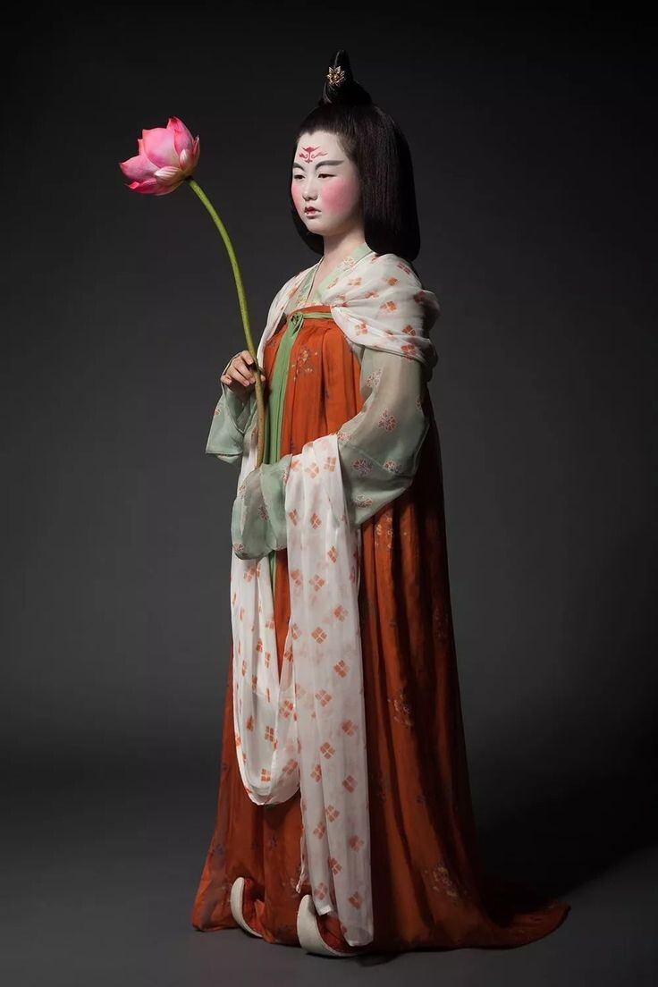 Женская мода династии Тан, принцесса Юн-Тай вполне могла выглядеть как-то так.