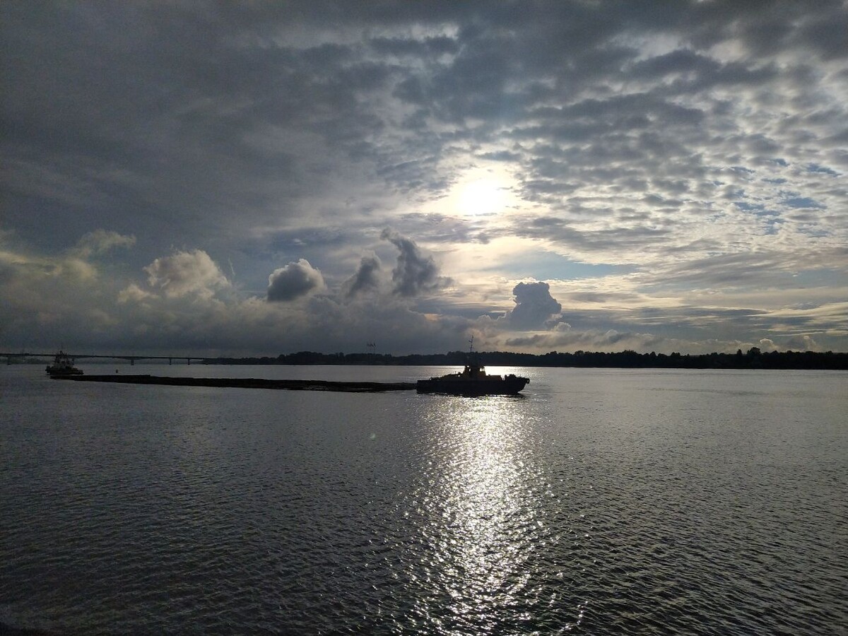 Кама, небо, облака.