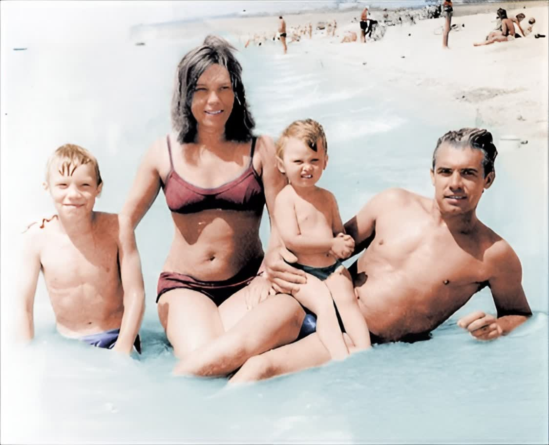 С родителями и младшей сестрой на Азовском море (1971 г.)