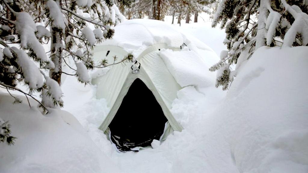 Палатка в снегу