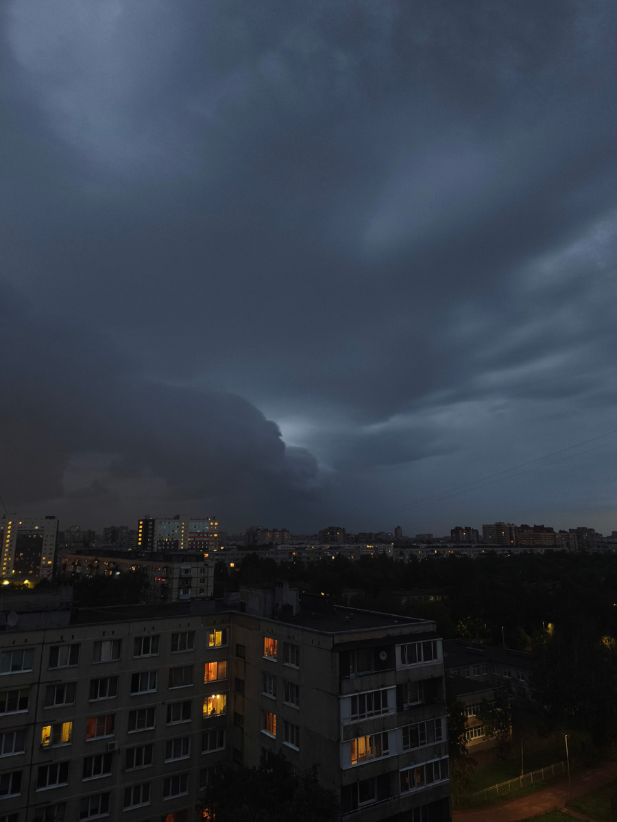 А из нашего окна туча и гроза видна.