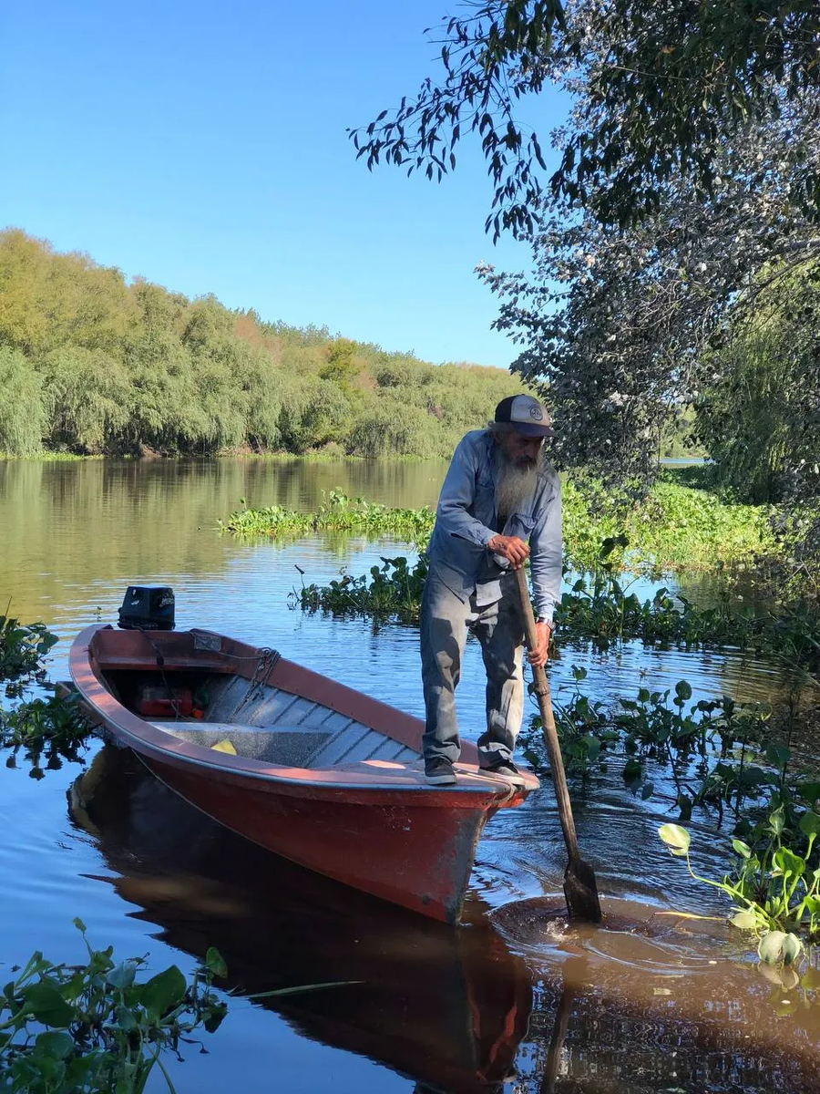 Едем час на машине, дальше нас уже поджидает местный дедушка, который должен переправить к нужному берегу и дому.
