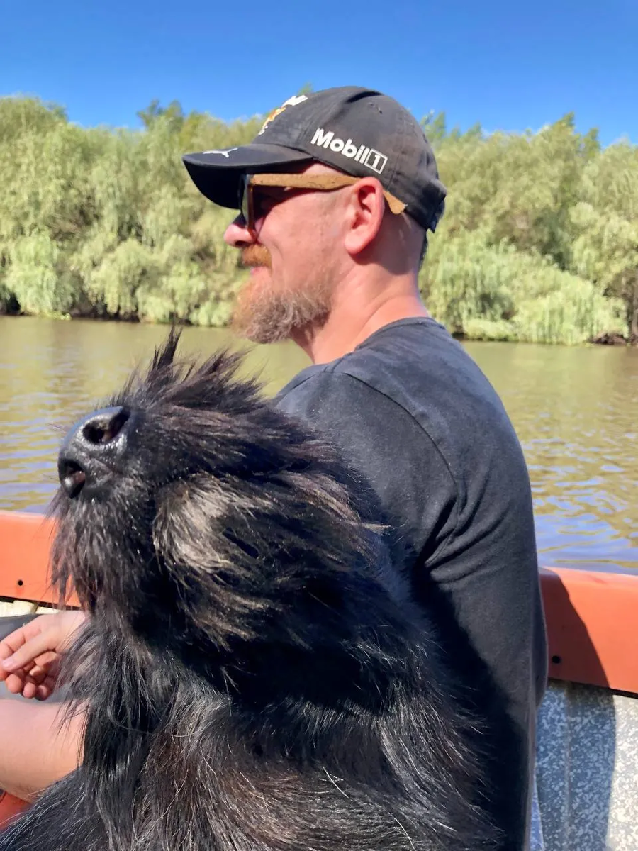 В лодке с нами пёсиль. 
