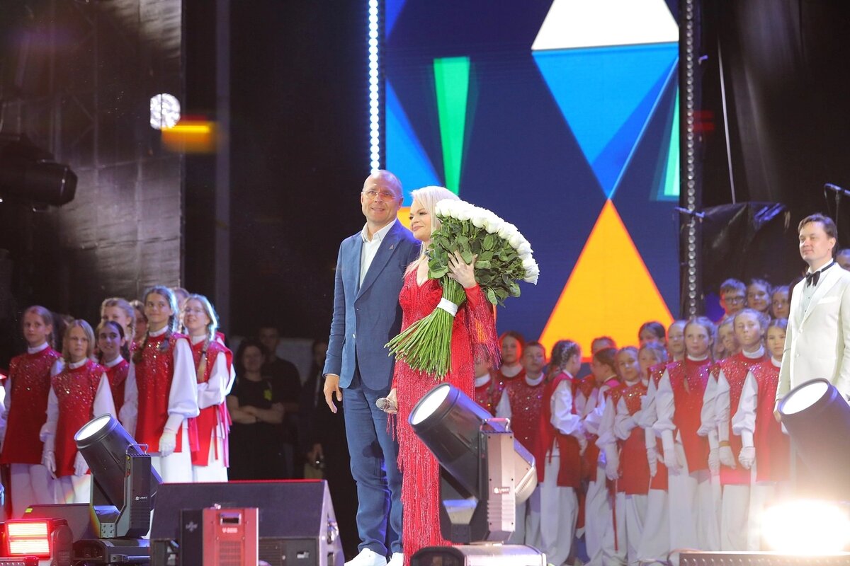 Константин Федоренко вручил букет Ларисе Долиной