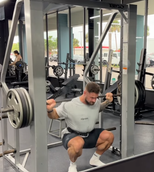 Машина Смитта может вредить суставам. Плюсы и минусы тренажера