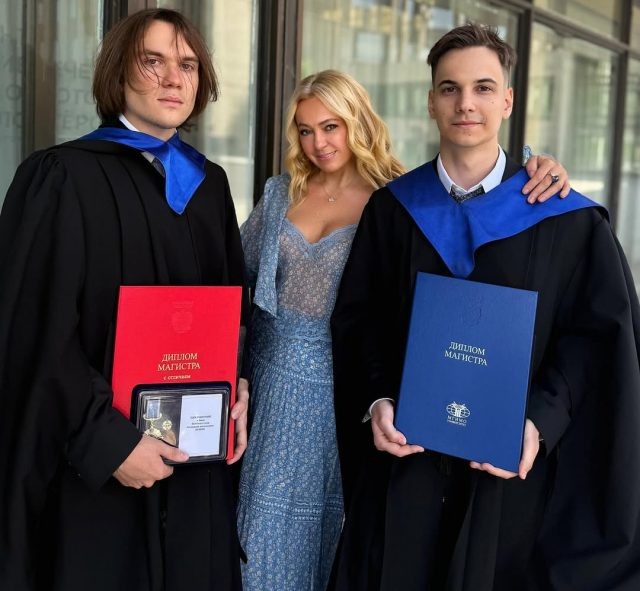    Яна Рудковская с сыновьями. Фото: социальные сети