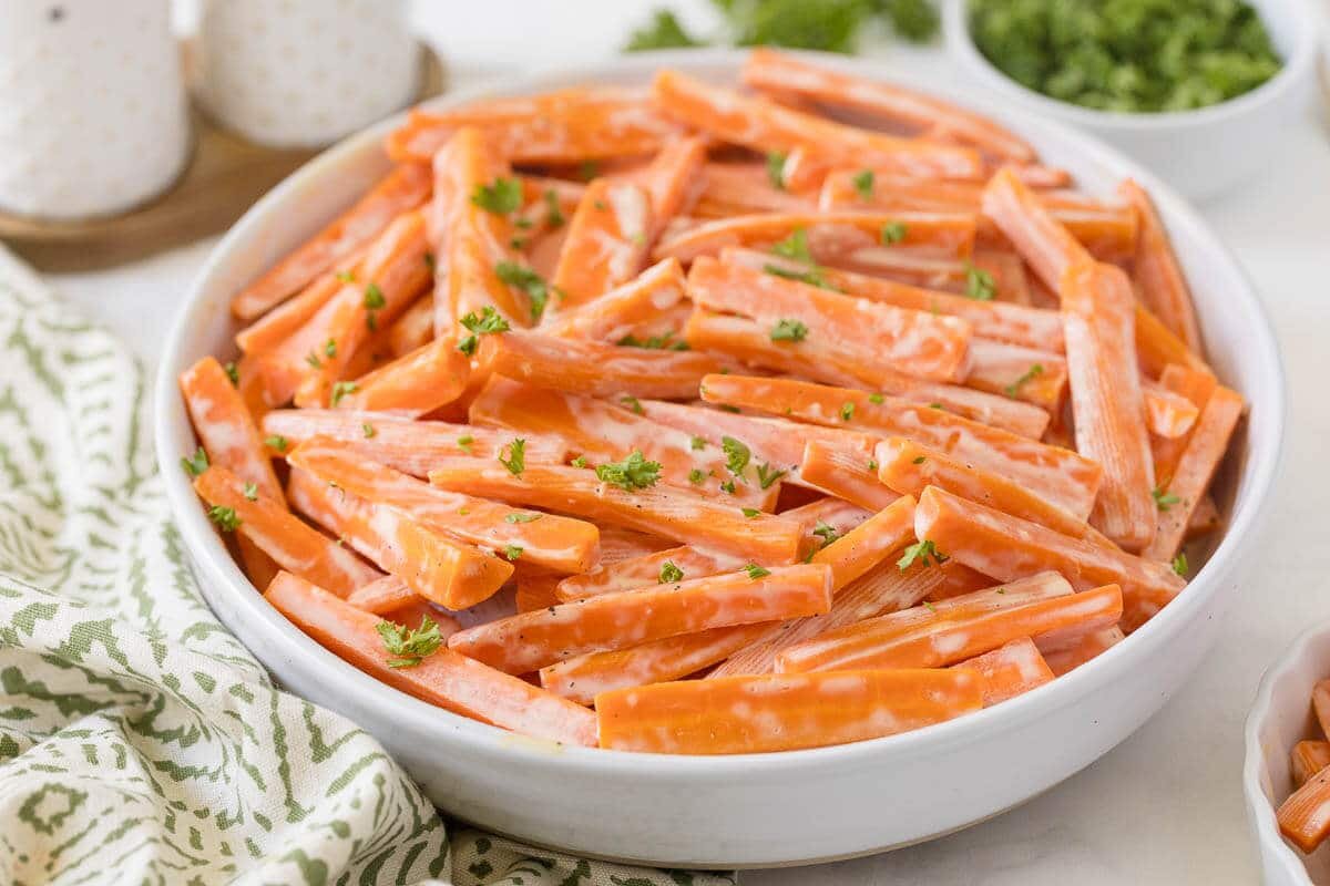 Салат с морковью и сметаной