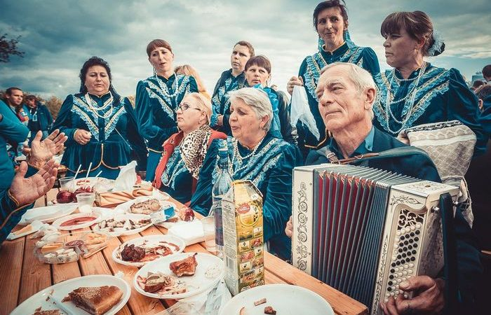 «Штрафная» и ещё 4 наиболее яркие алкогольные традиции настоящего русского застолья