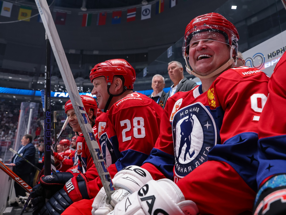 Роман Ильин на скамейке Сборной Легенд хоккея во время Гала-матча ФОНБЕТ Фестиваля хоккея-2025