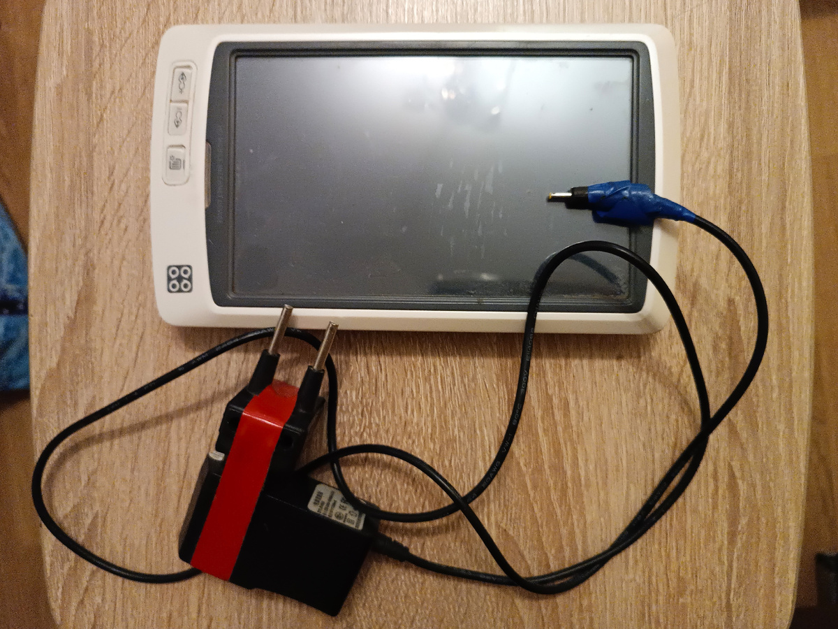 Рисунок 1. В полном, так сказать, комплекте. Планшет "SmartQ V7".