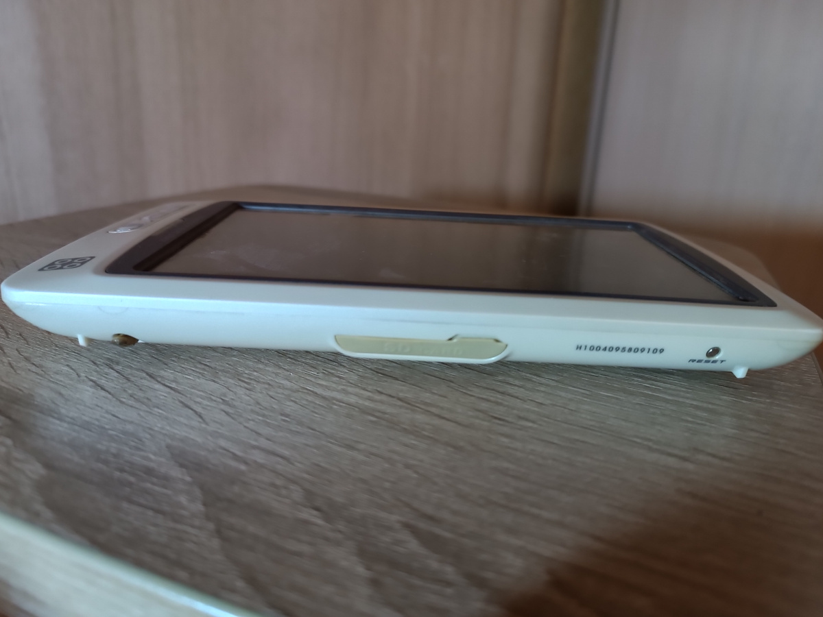 Рисунок 2. Планшет  SmartQ V7. Обратите внимание - есть серийный номер.