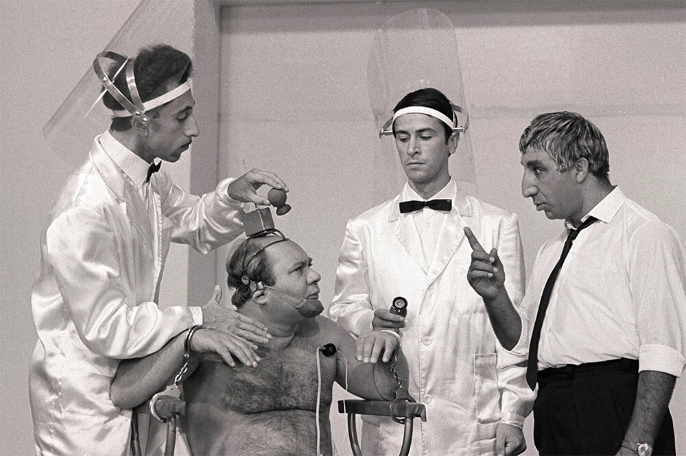    Евгений Леонов и Фрунзик Мкртчян в фильме «Тридцать три», 1965 г. Фото: www.globallookpress.com