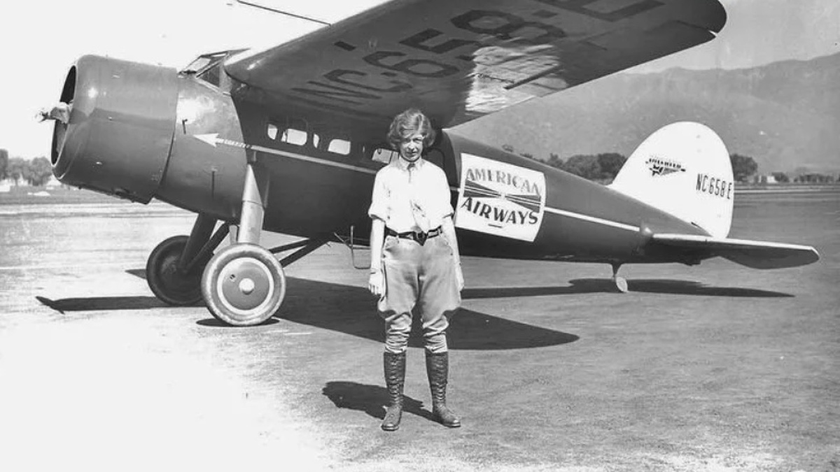 Амелия Эрхарт у своего самолета "Локхид Электа". Незадолго до рокового полета.