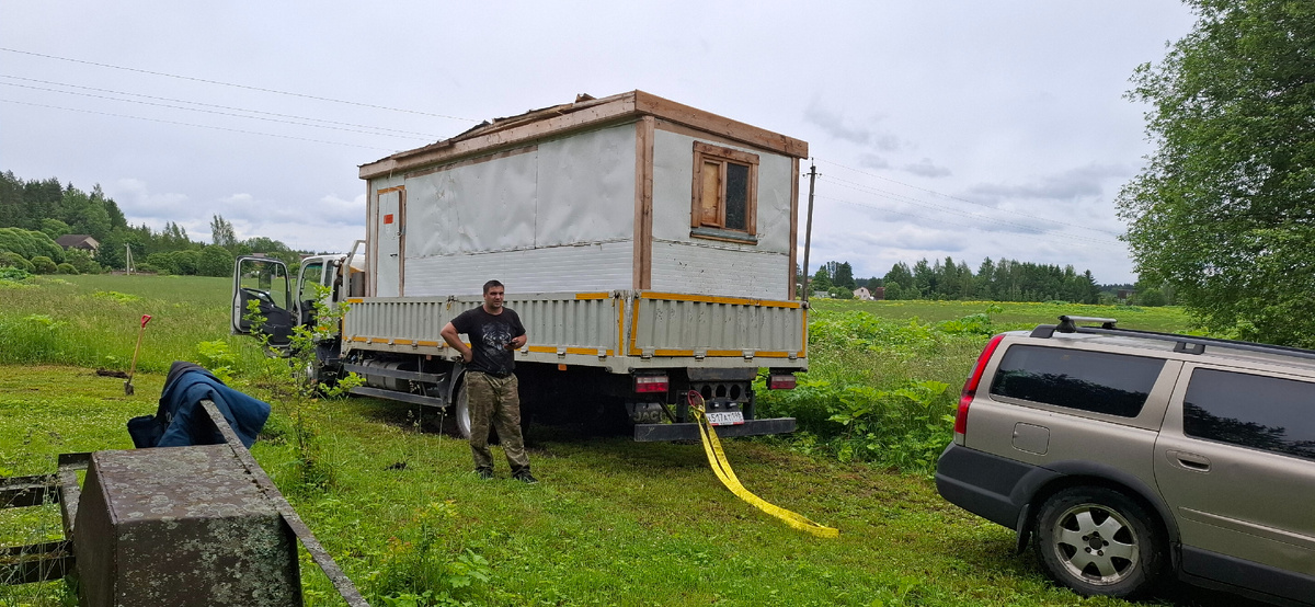 Вот он, этот красавЕц, застрял в поле