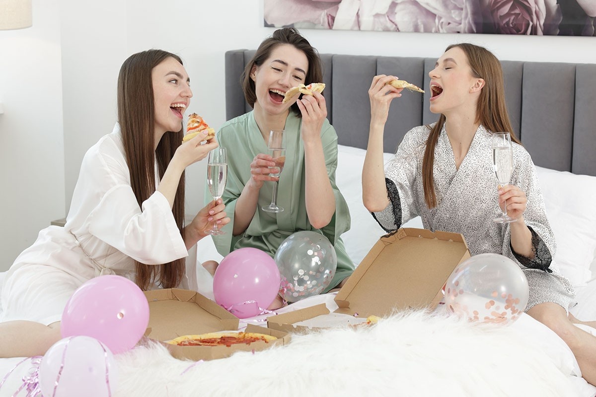 Девичник в пижамах — отличный способ вспомнить лучшие моменты и побыть с подругами. Источник: Shutterstock📷
