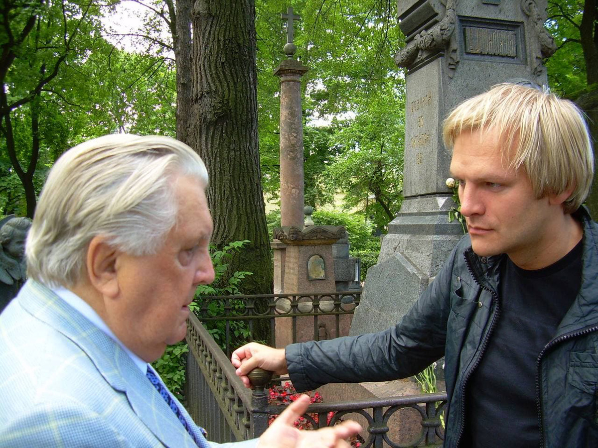 Илья Глазунов и Алексей Видов на могиле Ф.М. Достоевского в Некрополе Александро-Невской Лавры в Петербурге 