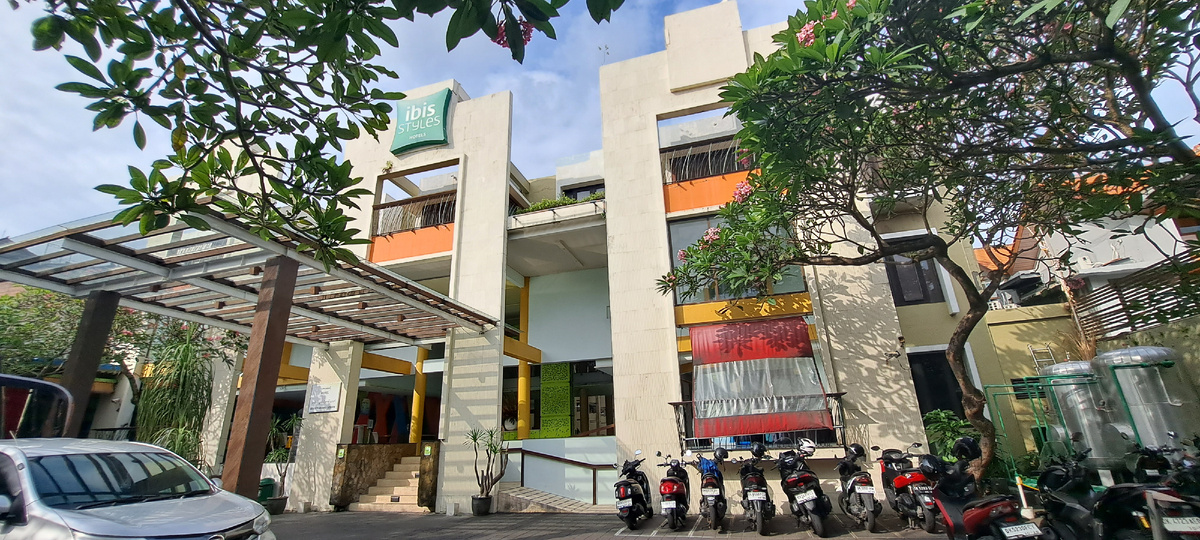 Ibis Styles Bali Legian. Вид снаружи