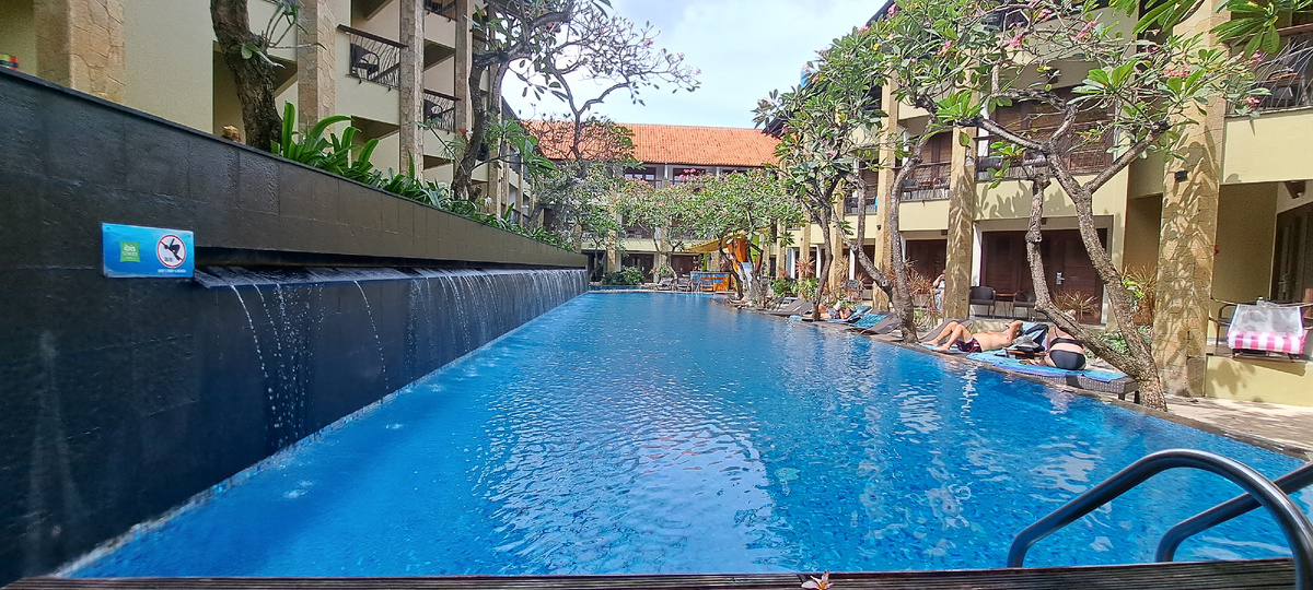 сам бассейн поближе.