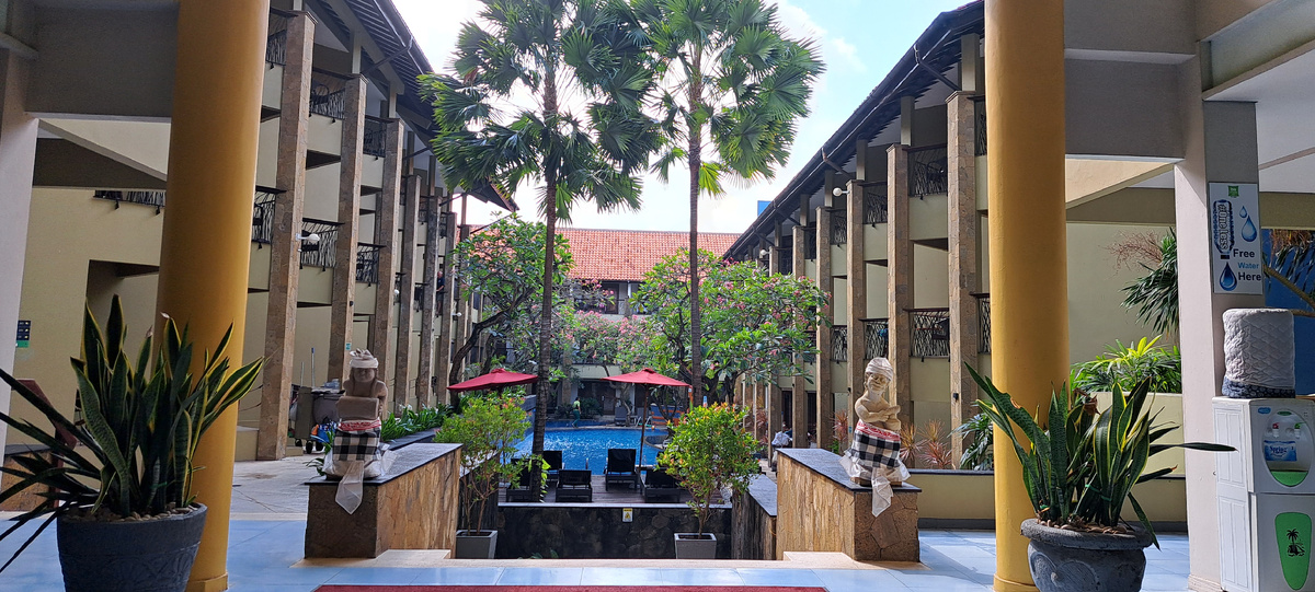 внтуренний дворик с бассейном. 