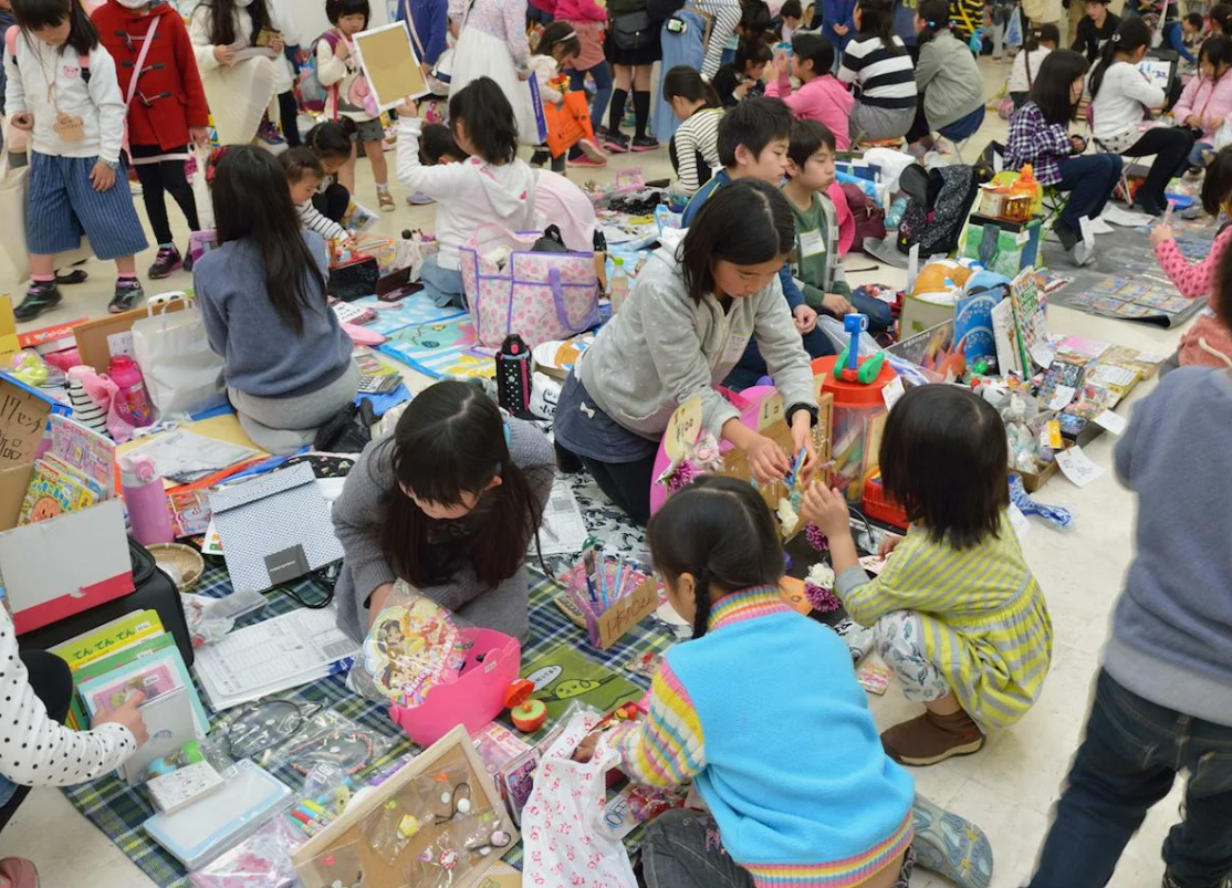 Дети в первом классе меняются своими вещами, чтобы они нашли второго владельца