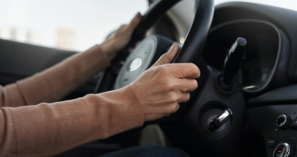 За машину около частного дома будет штраф: с 5 июля для вас действуют строгие правила