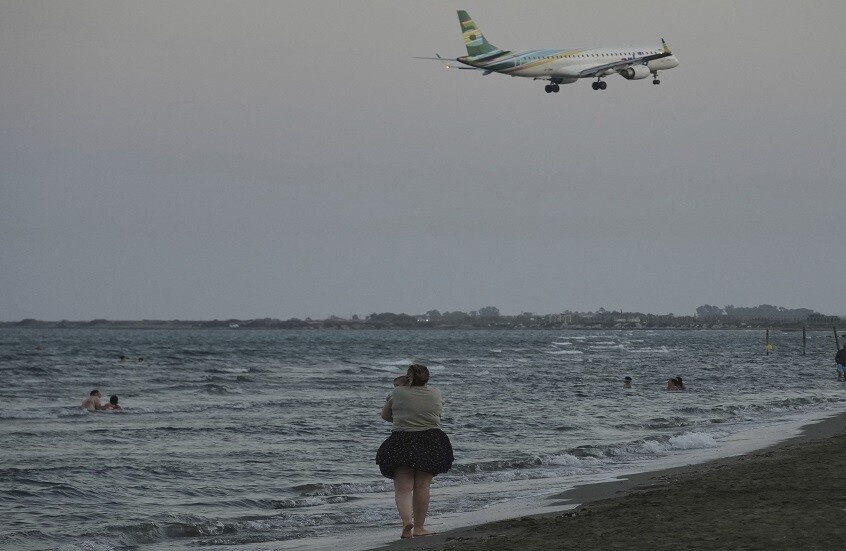 Израильский самолет готовится к посадке в кипрском аэропорту Ларнаки / AP