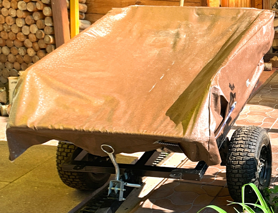 Тент с пустым прицепом